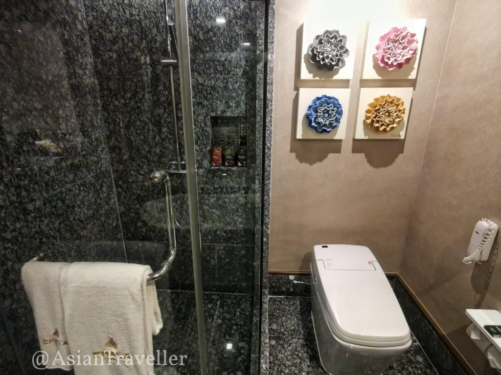 Chala Number 6 Hotel in Chiangmai bathroom