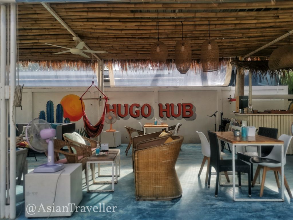 プーケットで海沿いのカフェ Hugo Hub Phuket