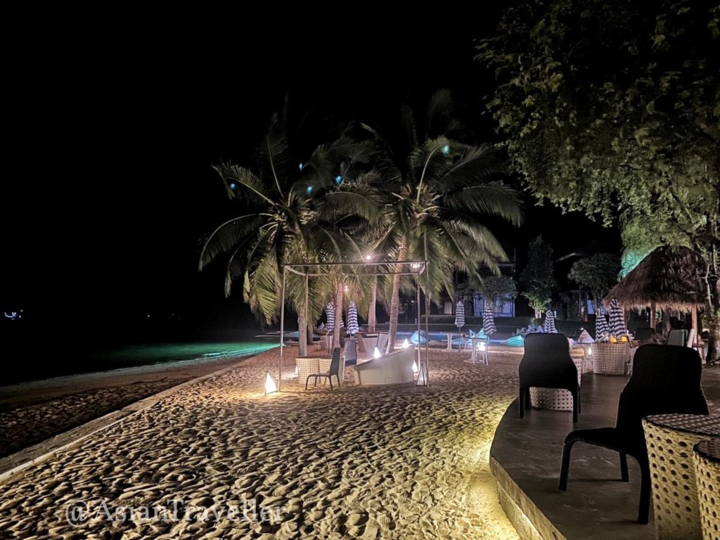 ラノーン・パヤーム島で一番いいリゾートホテルの夜のプライベートビーチ