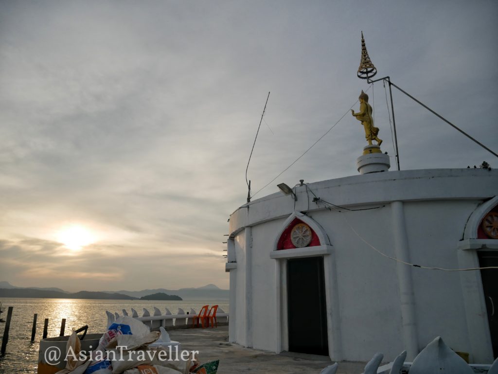 ラノーン パヤム島の海の上のお寺 ワット コ パヤーム