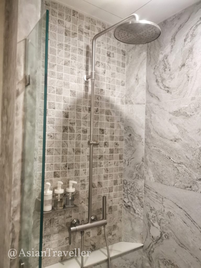 ラノーン観光におすすめのスックホテル プールアクセスルームのシャワー