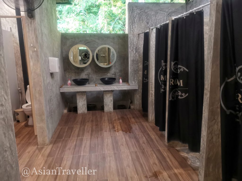 ラノーンのターリン温泉の清潔な更衣室