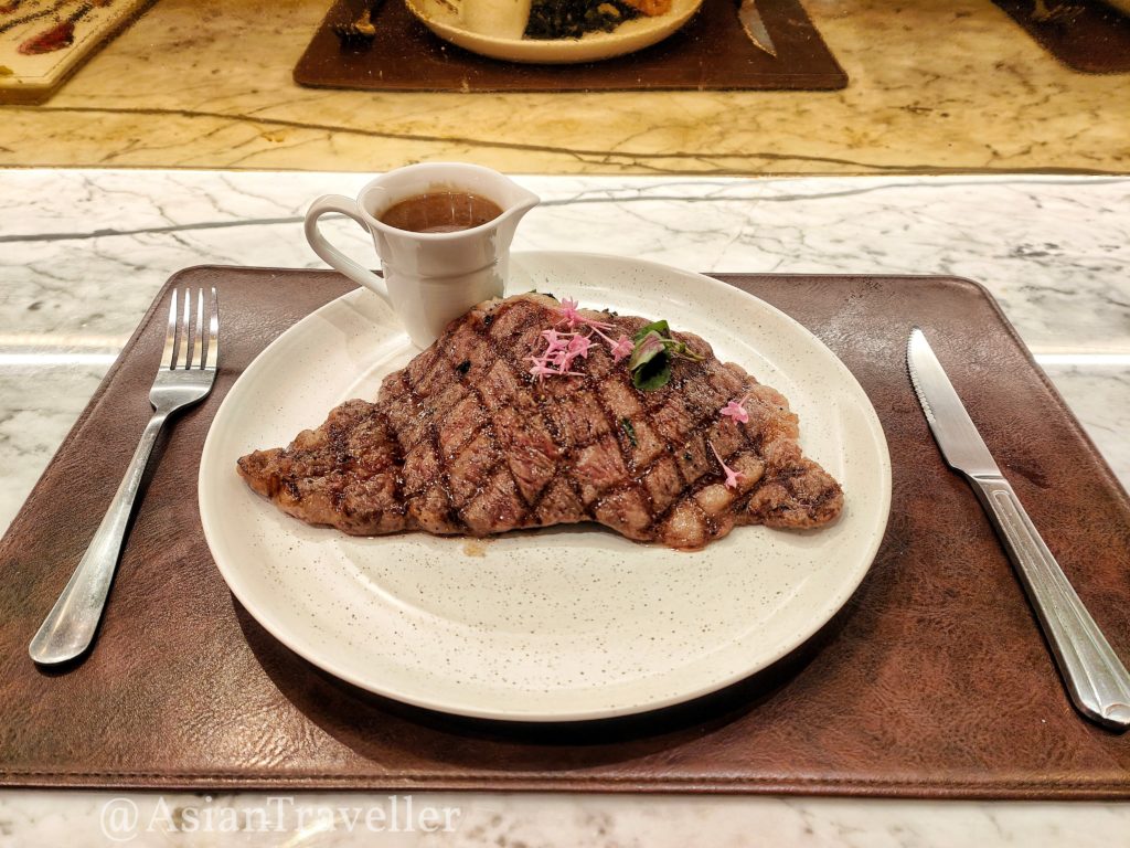 エンポリアム4階で作ってもらった仙台牛ステーキ