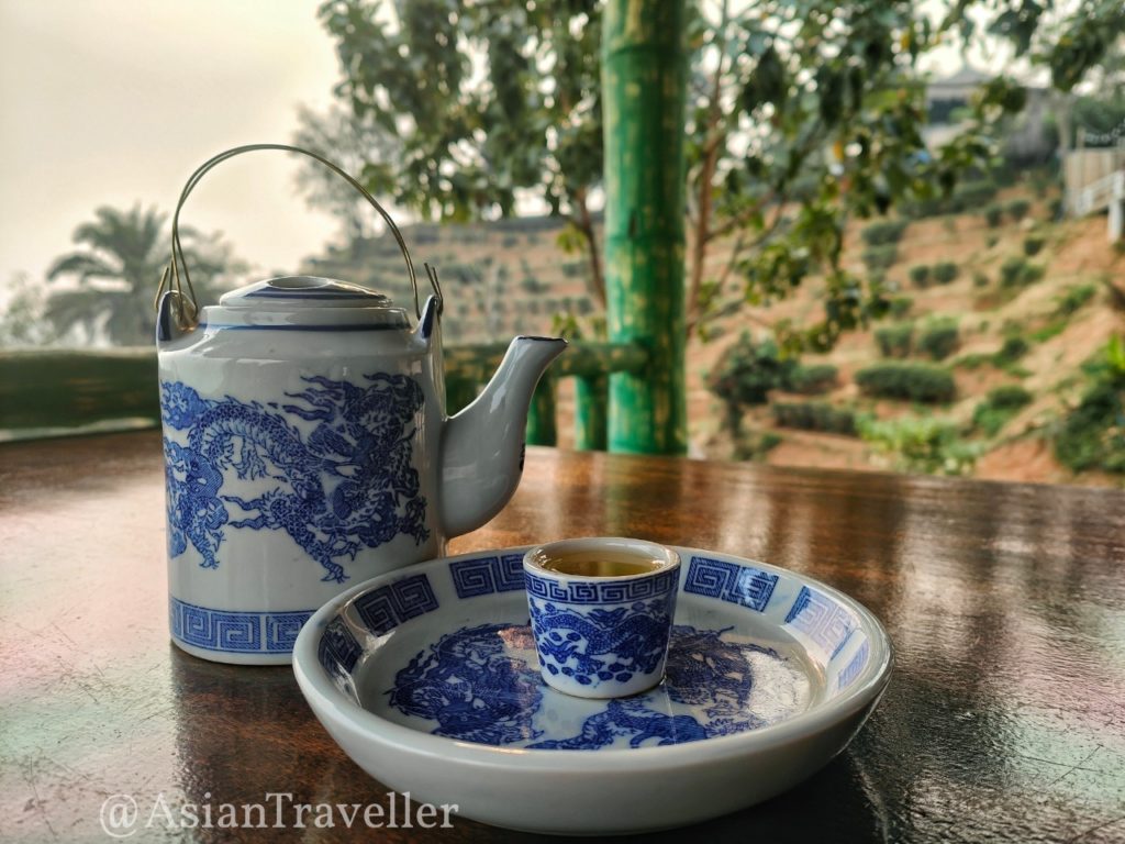チェンライ・メーサロンのカフェ「คาเฟ่ชา 888 發發發」のお茶