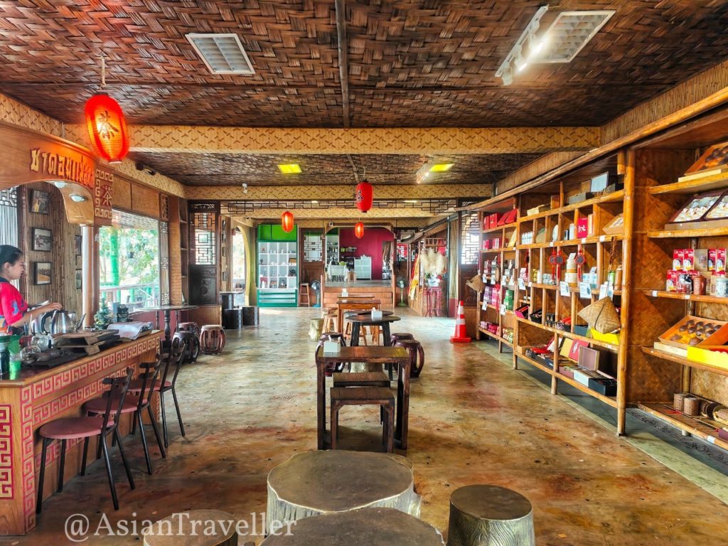 チェンライ・メーサロンのカフェ「คาเฟ่ชา 888 發發發」の室内の雰囲気