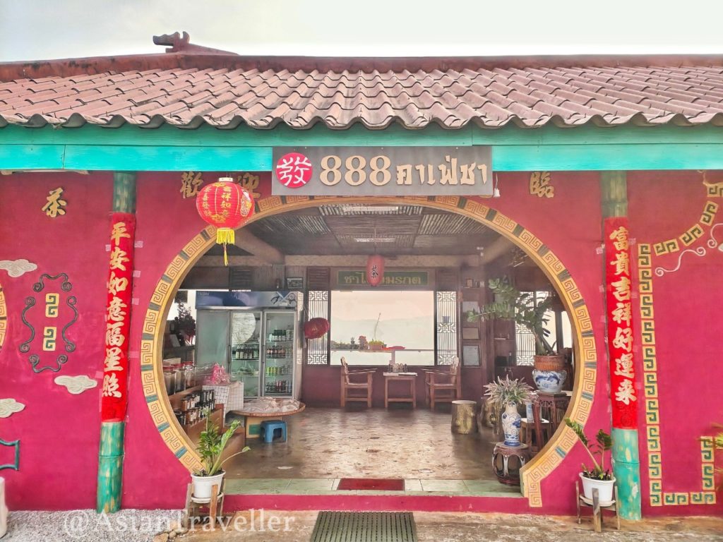 チェンライ・メーサロンのカフェ「คาเฟ่ชา 888 發發發」の入り口