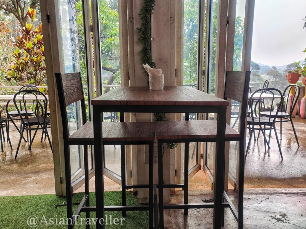チェンライ・メーサロンのカフェ「Yes I do カフェ」テーブル