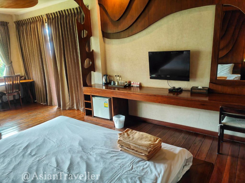 チェンライの穴場リゾートホテル「ブーラリゾート」のベッドとテレビ