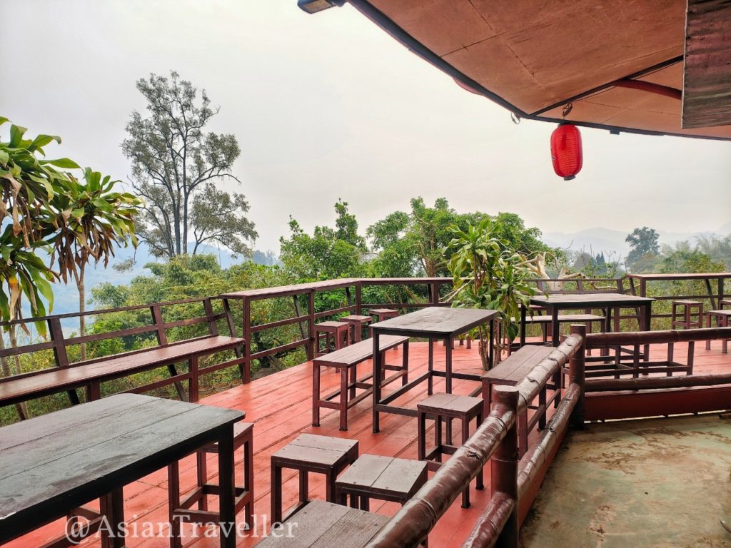 チェンライ・メーサロンのカフェ「Hong Che Tea Shop」のバルコニーの雰囲気