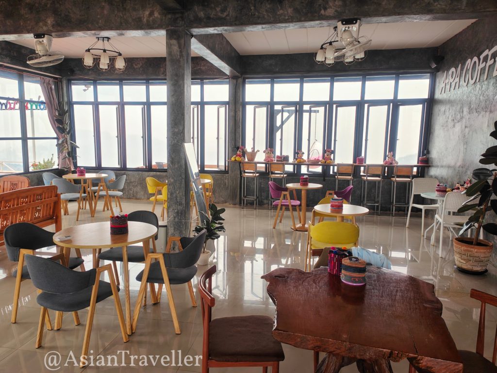 チェンライ・メーサロンのカフェ「アパコーヒー」の室内の雰囲気