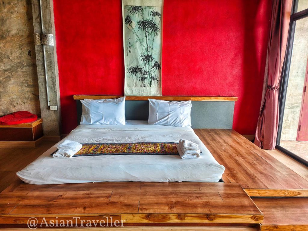 チェンライ・メーサロンの中華風ホテル ベッド