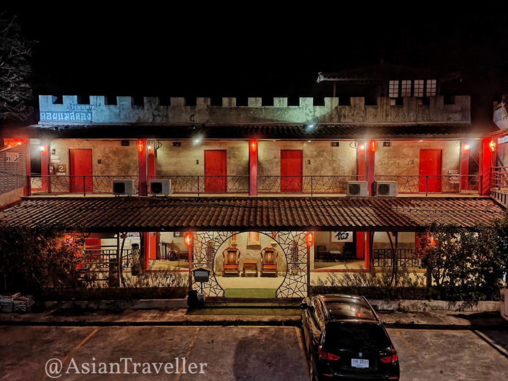 チェンライ・メーサロンの中華風ホテルの夜の雰囲気