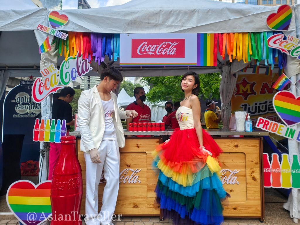 バンコクのLGBTQによるパレード前のコカ・コーラブース