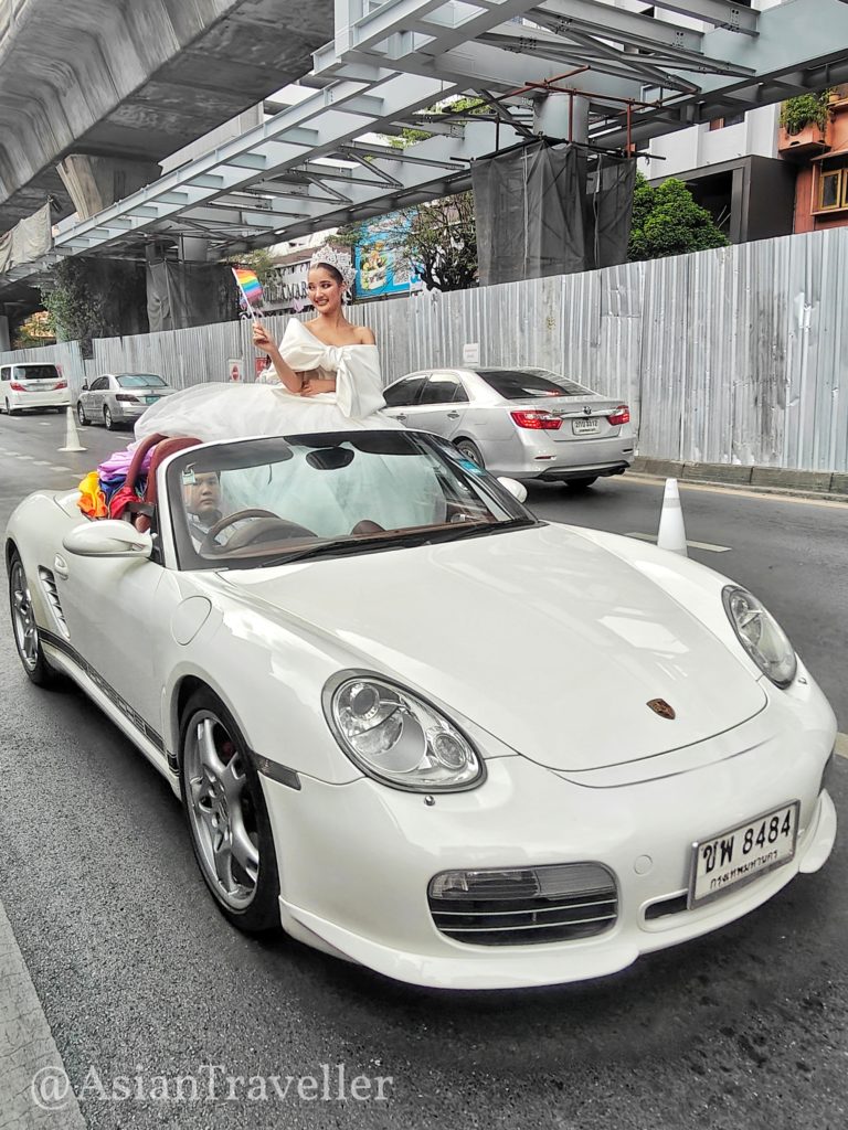 タイのレディーボーイパレード　高級車に乗って登場