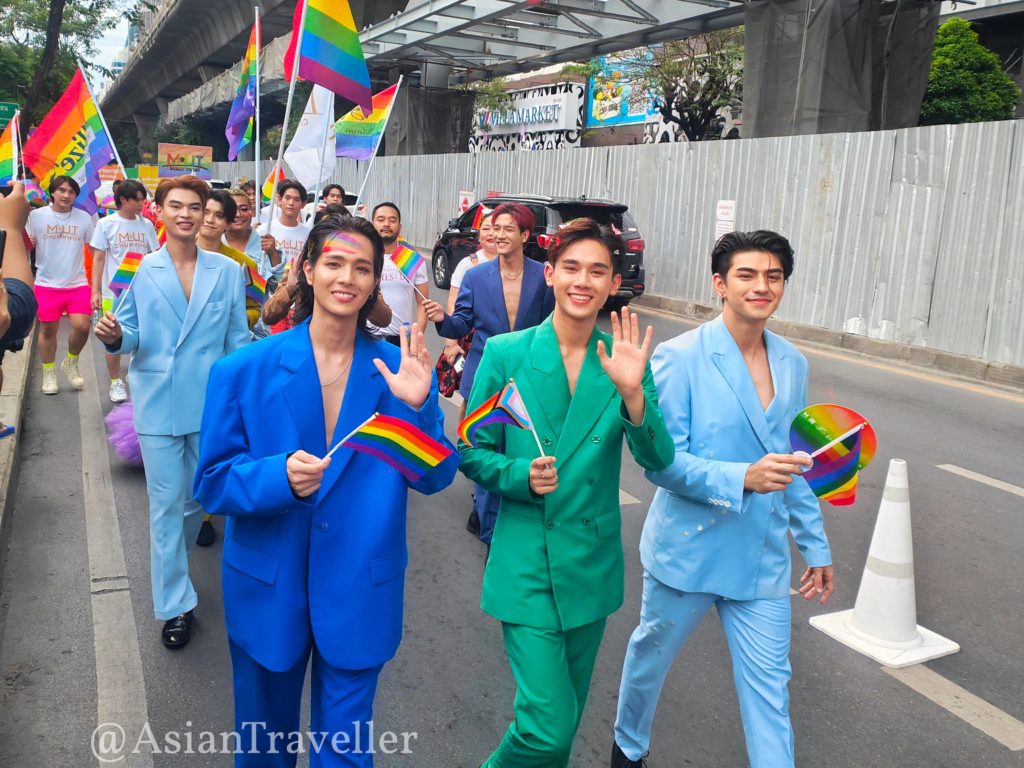タイのLGBTQパレードのゲイの方々