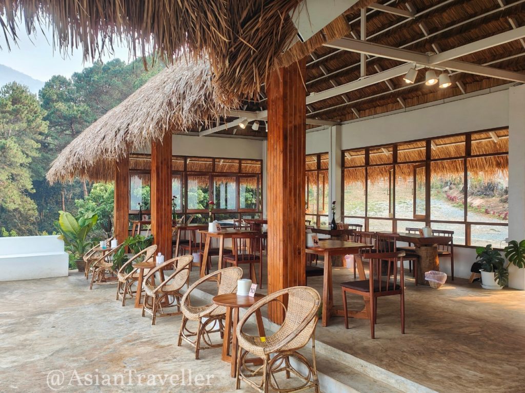 チェンライの絶景カフェ、パーミーヒルの開放的な屋内