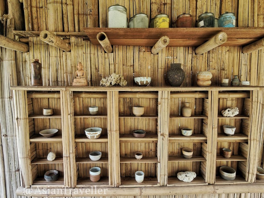 チェンライのカフェ・サワン ボン ディンの陶器