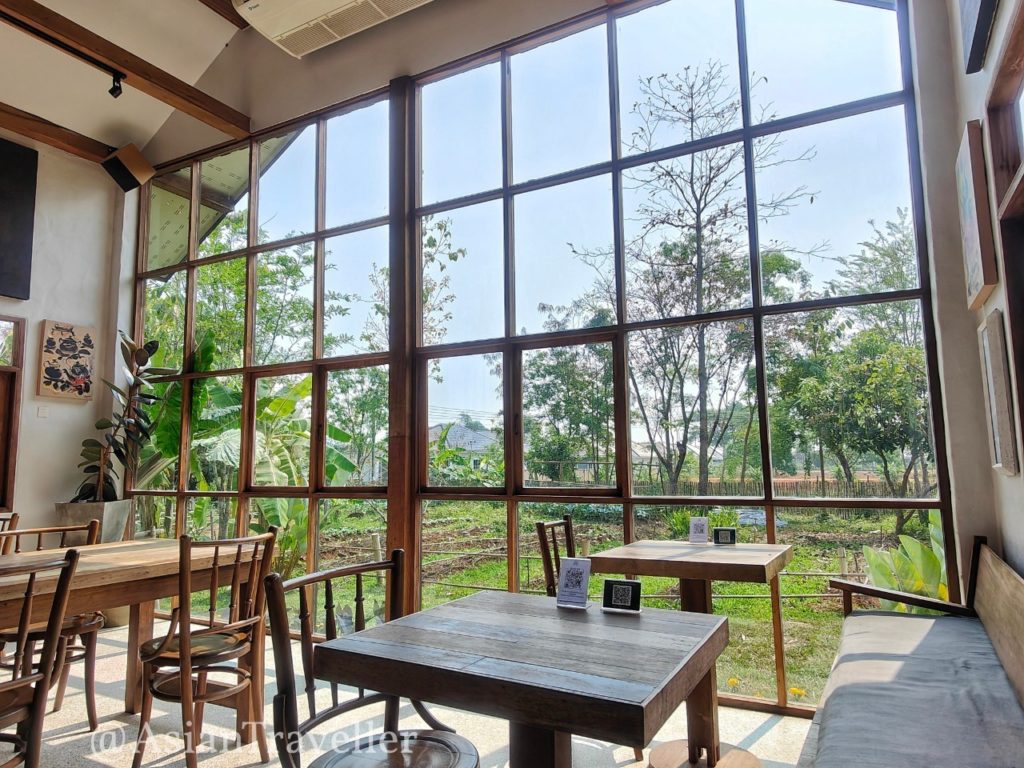 チェンライのカフェ・サワン ボン ディンの明るい光が差し込む窓
