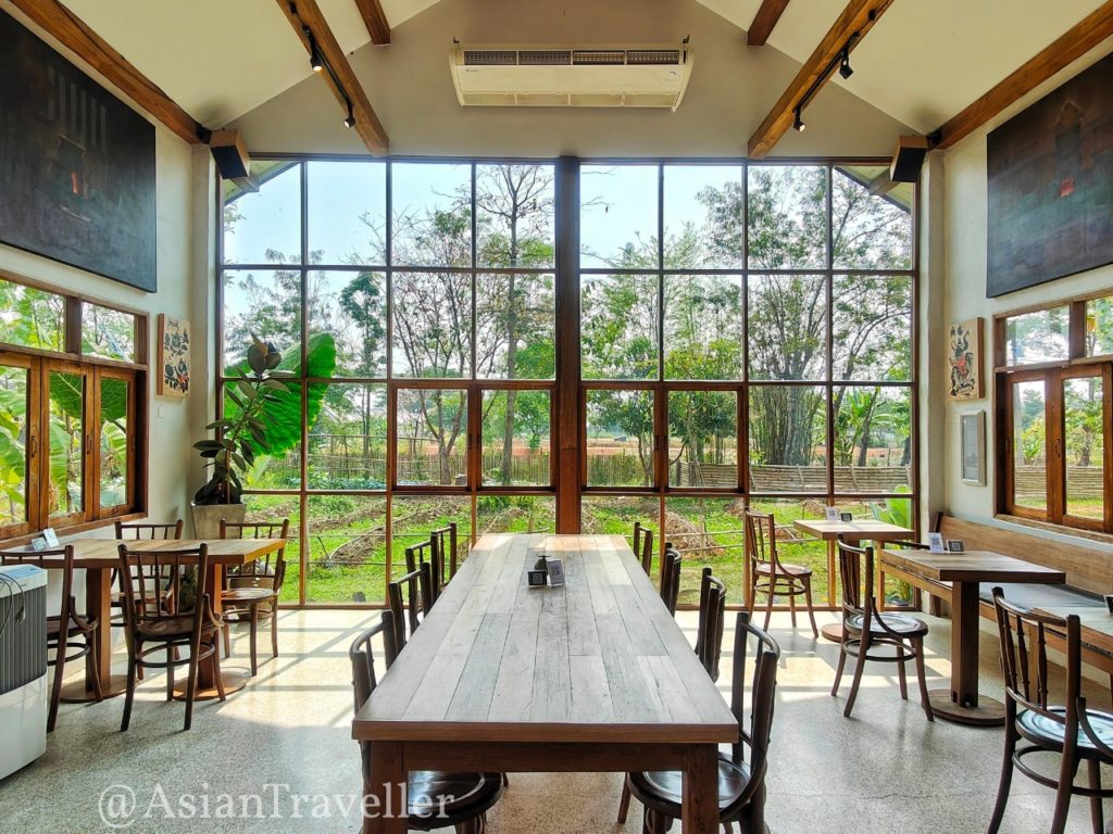 チェンライのカフェ・サワン ボン ディンの屋内スペース
