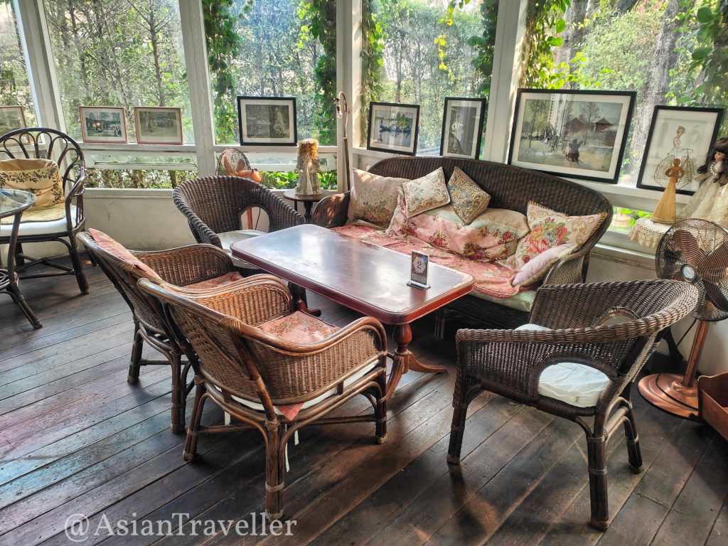 チェンライのカフェ・チーウィット タマダーで人気のソファー