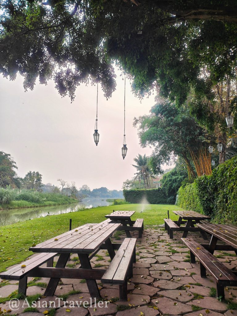 チェンライのカフェ・チーウィット タマダーの川沿いの席
