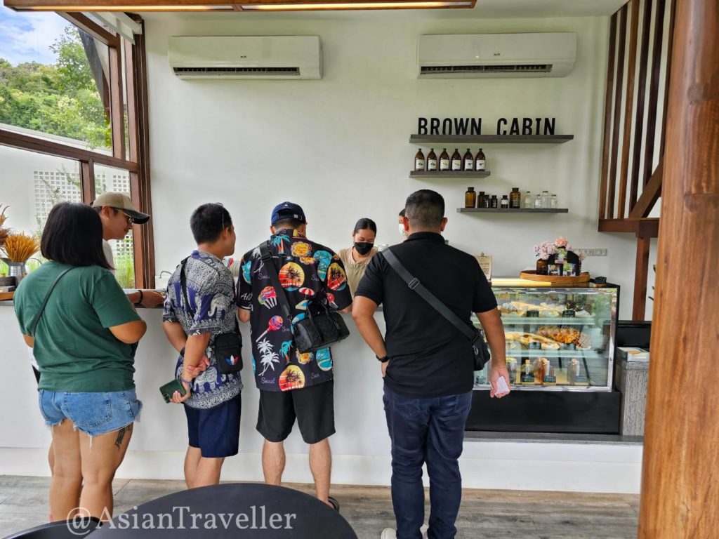 サメット島の人気カフェのカウンター