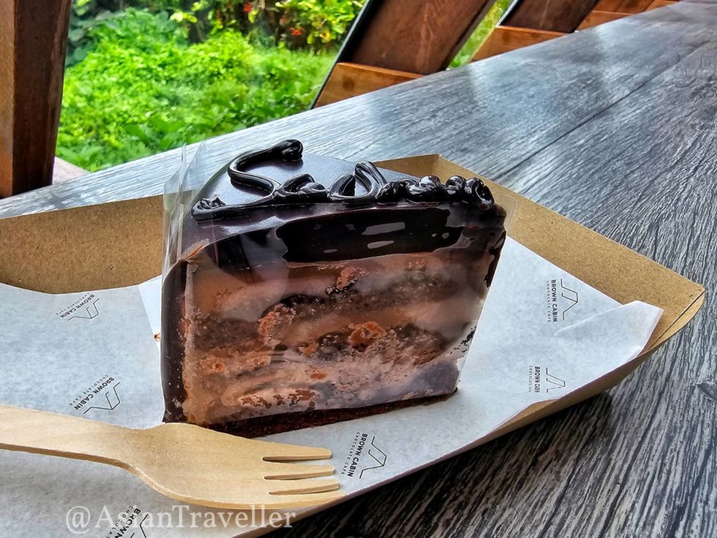 サメット島の人気カフェのチョコレートケーキ