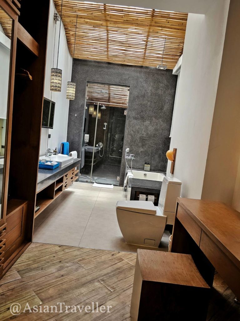 サメット島のホテル サイゲオビーチリゾートのプールアクセスルームのバスルーム