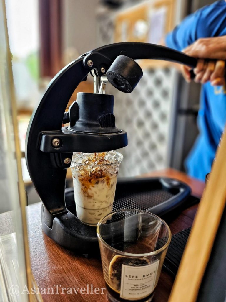 サメット島の街中にあるかわいいカフェ Life Buoyのコーヒーを淹れるところ
