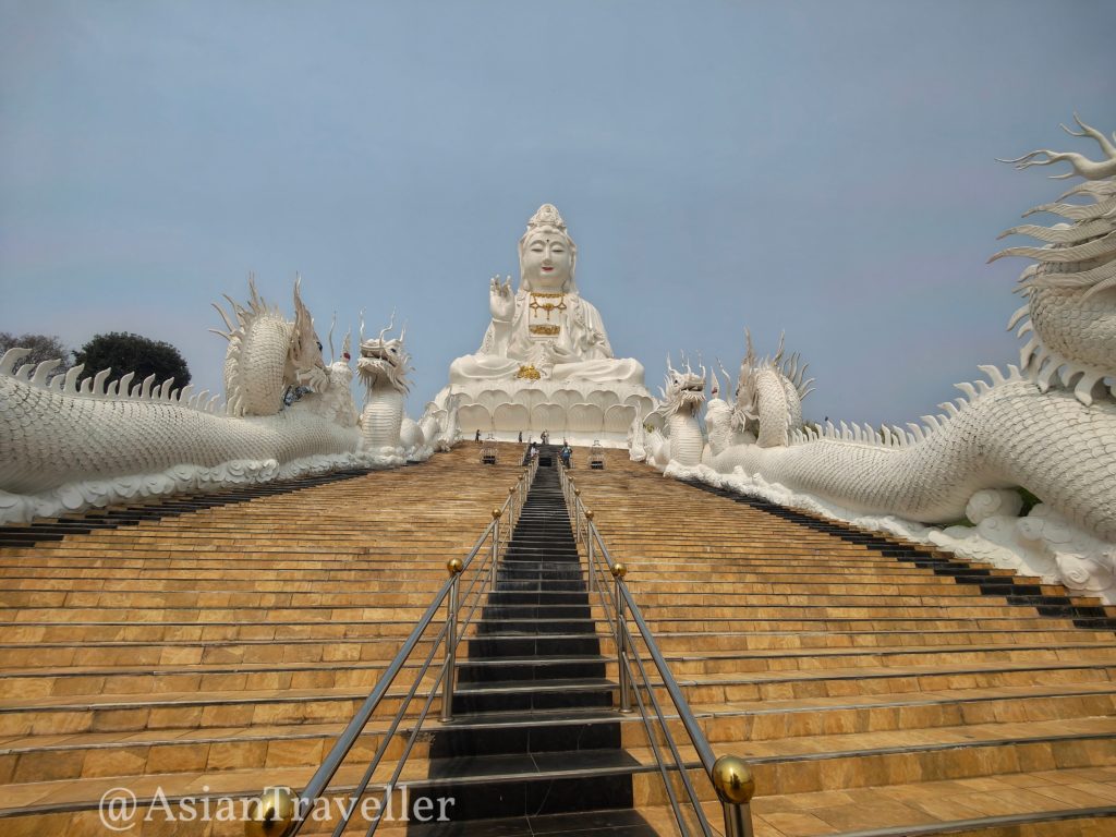 チェンライの白い巨大観音菩薩ワットフゥアイプラーカンの階段