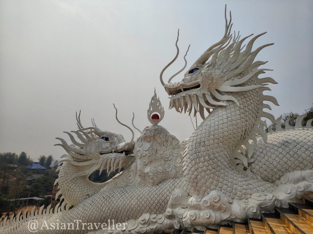 チェンライの白い巨大観音菩薩ワットフゥアイプラーカンのドラゴン