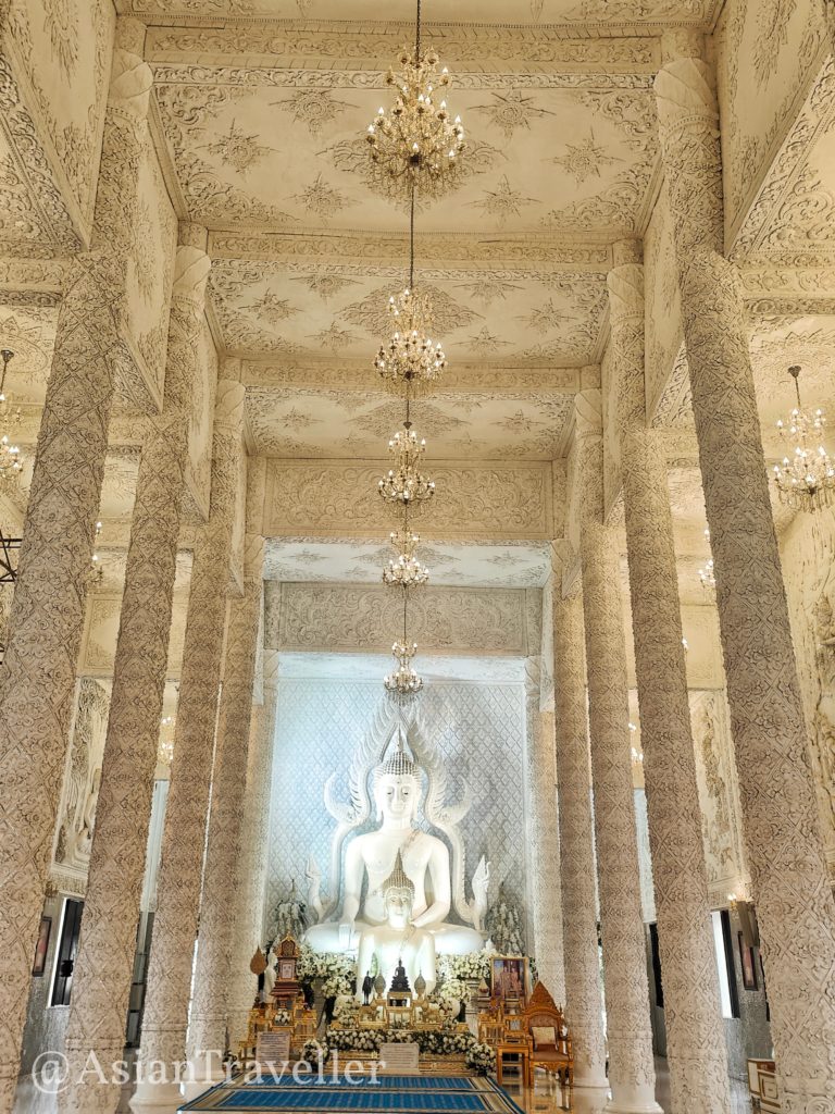 チェンライの白い巨大観音菩薩ワットフゥアイプラーカンの本堂
