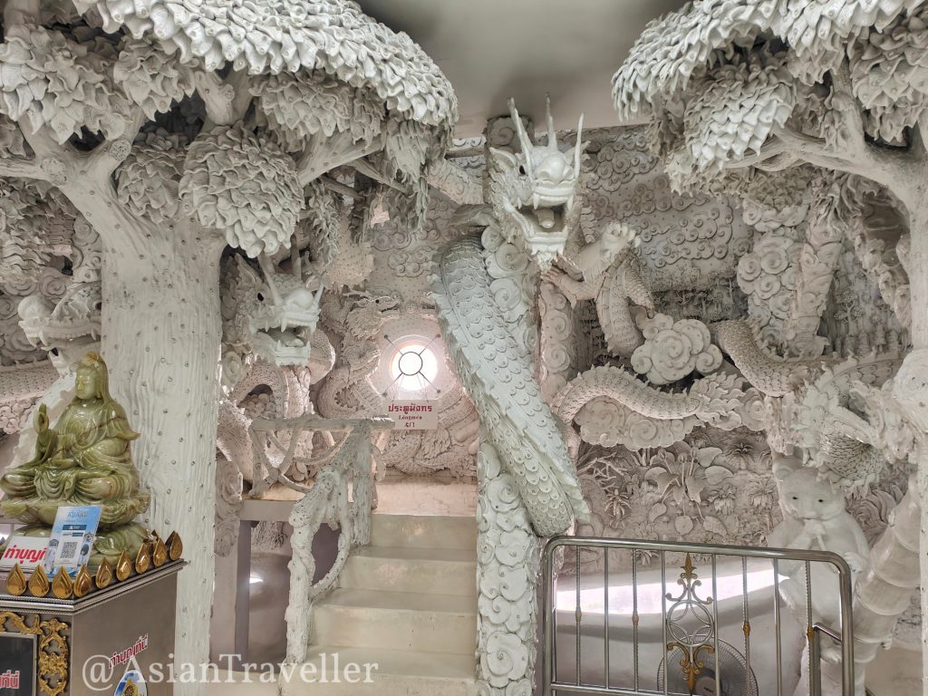 チェンライの白い巨大観音菩薩ワットフゥアイプラーカンの内部