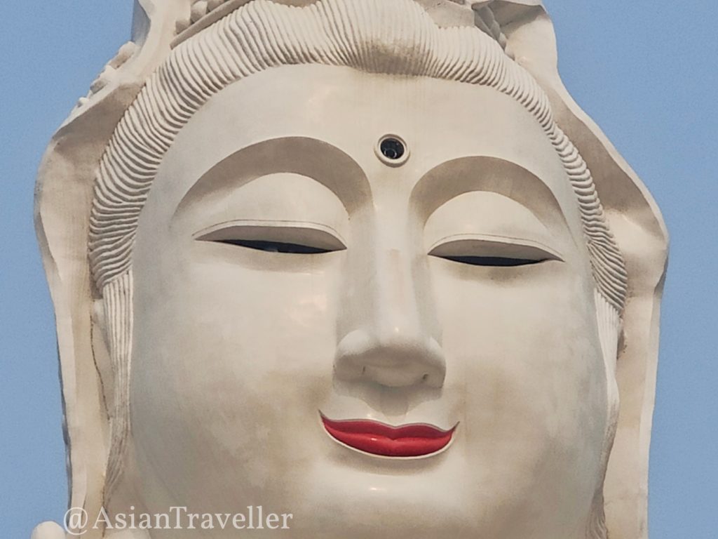 チェンライの白い巨大観音菩薩ワットフゥアイプラーカンの顔
