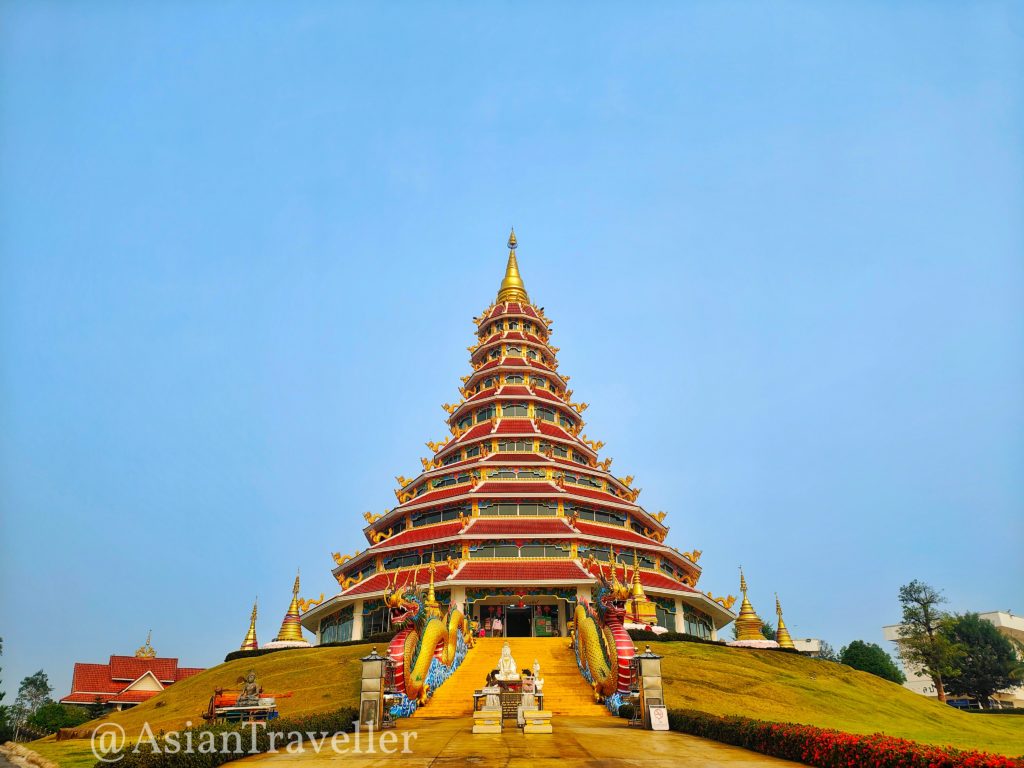 タイ国内最大の巨大観音菩薩ワットフゥアイプラーカンの九重の塔