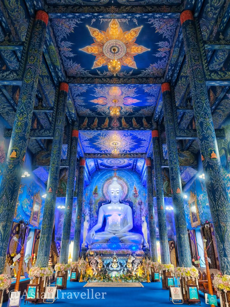 チェンライの青いお寺、ワット・ロンスアテンの内部