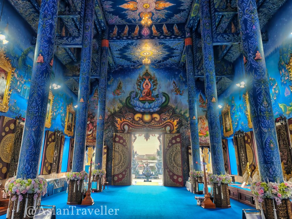 チェンライの青いお寺、ワット・ロンスアテンの本堂の中