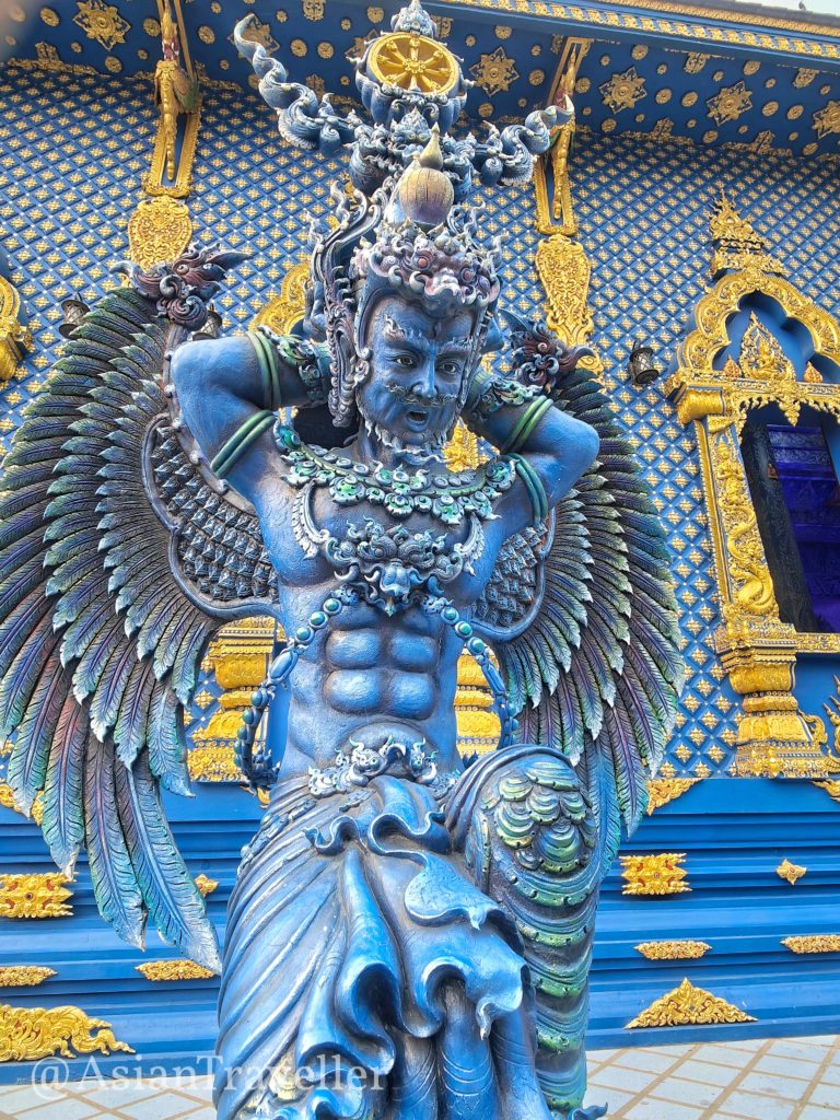 チェンライの青いお寺、ワット・ロンスアテンの置物