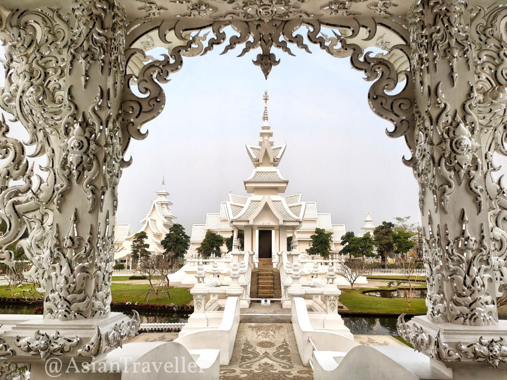 チェンライの白い寺ワットロンクン（ホワイトテンプル）の美しい外観