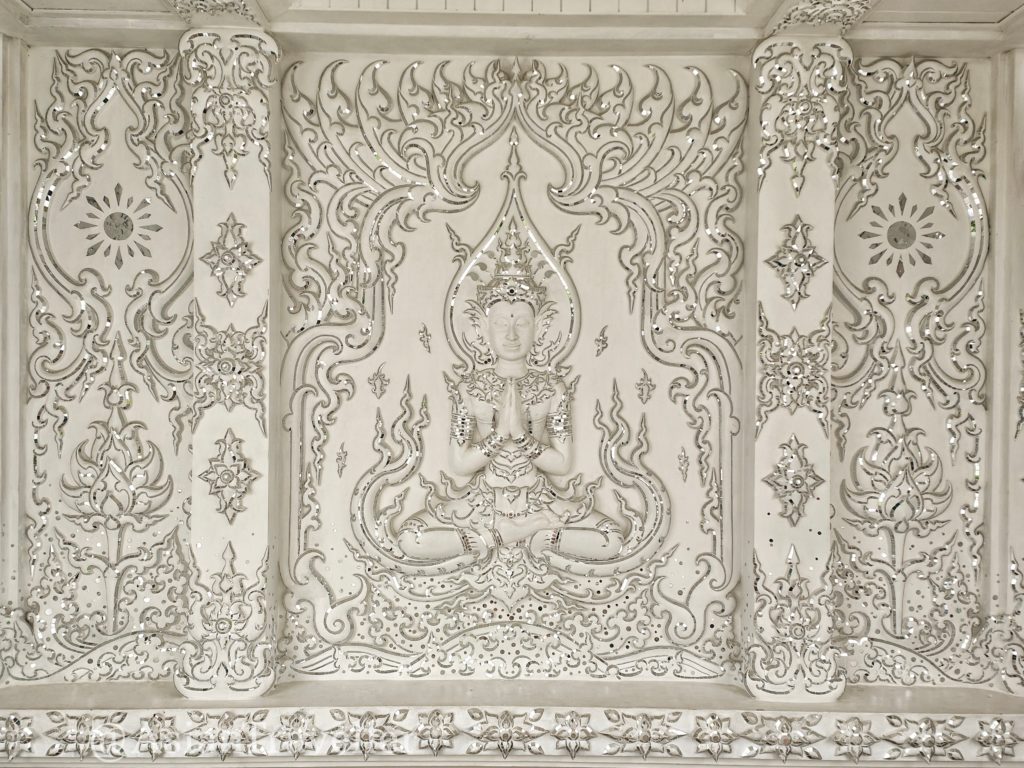 チェンライの白い寺ワットロンクン（ホワイトテンプル）の白い壁