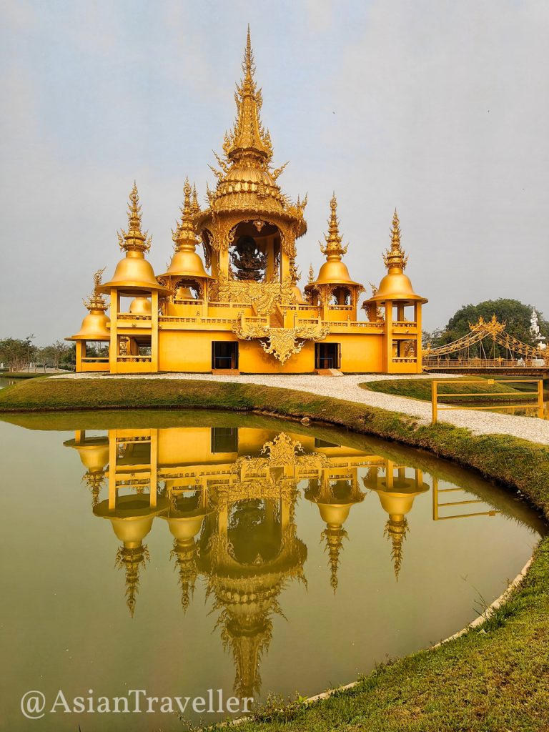 チェンライの白い寺ワットロンクン（ホワイトテンプル）の金の寺院