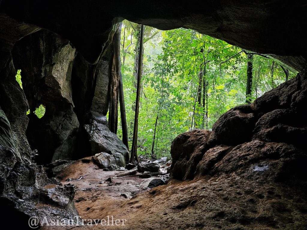クラビー・ランタ島のクローンチャーク滝道中の洞窟